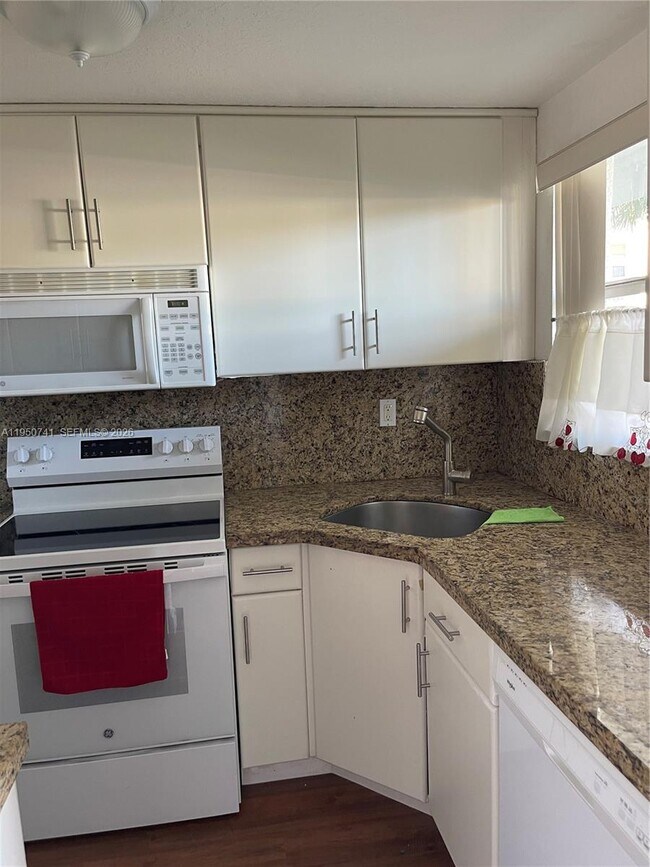 Foto del edificio - 8515 Sunrise Lakes Blvd