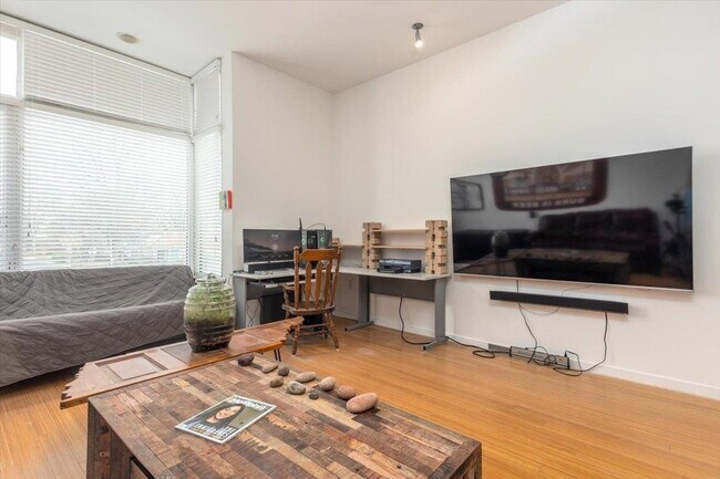 Foto del edificio - 2263 Young Ave