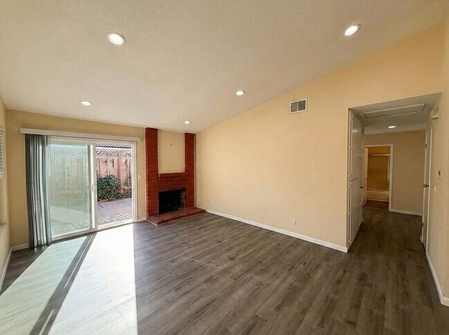 Building Photo - Union City 4-Bed, 2-Bath w/ 2-Car Garage & Vaulted Ceilings