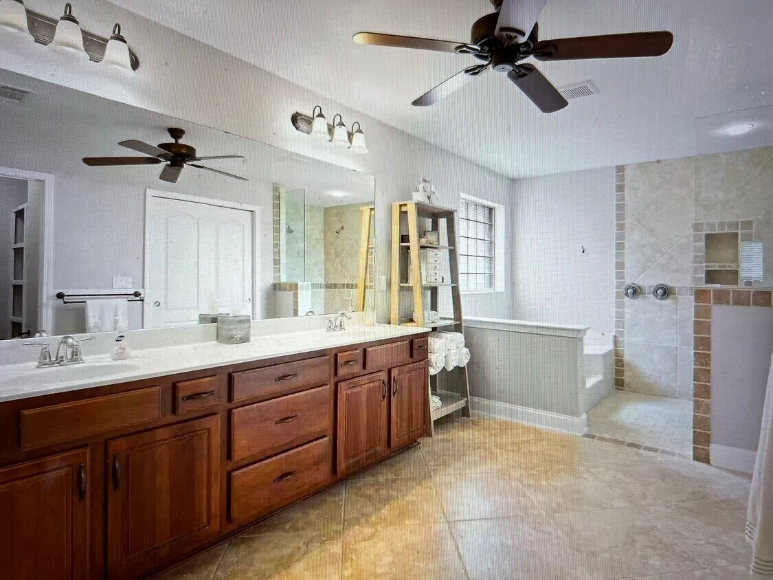 Foto del edificio - 9722 Misty Meadow Ln