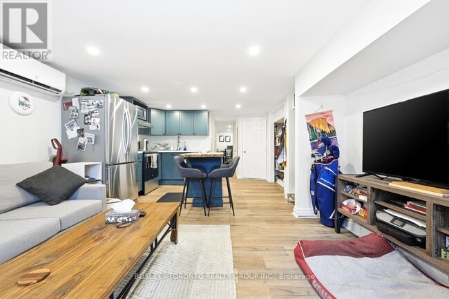 Building Photo - 826 Carlaw Ave