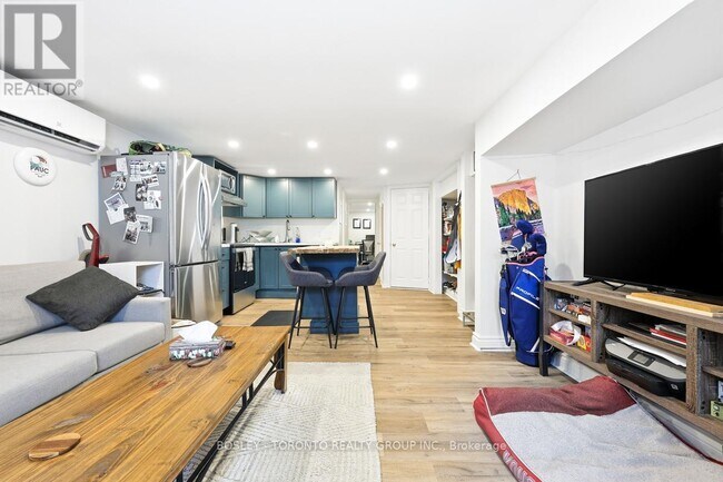 Photo du bâtiment - 826 Carlaw Ave