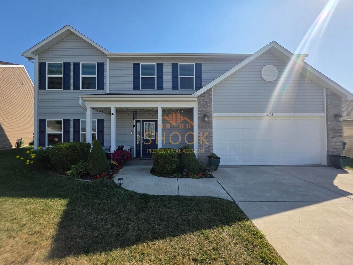 Foto principal - UPDATED 4 BEDROOM HOME WITH LOTS OF SPACE ...