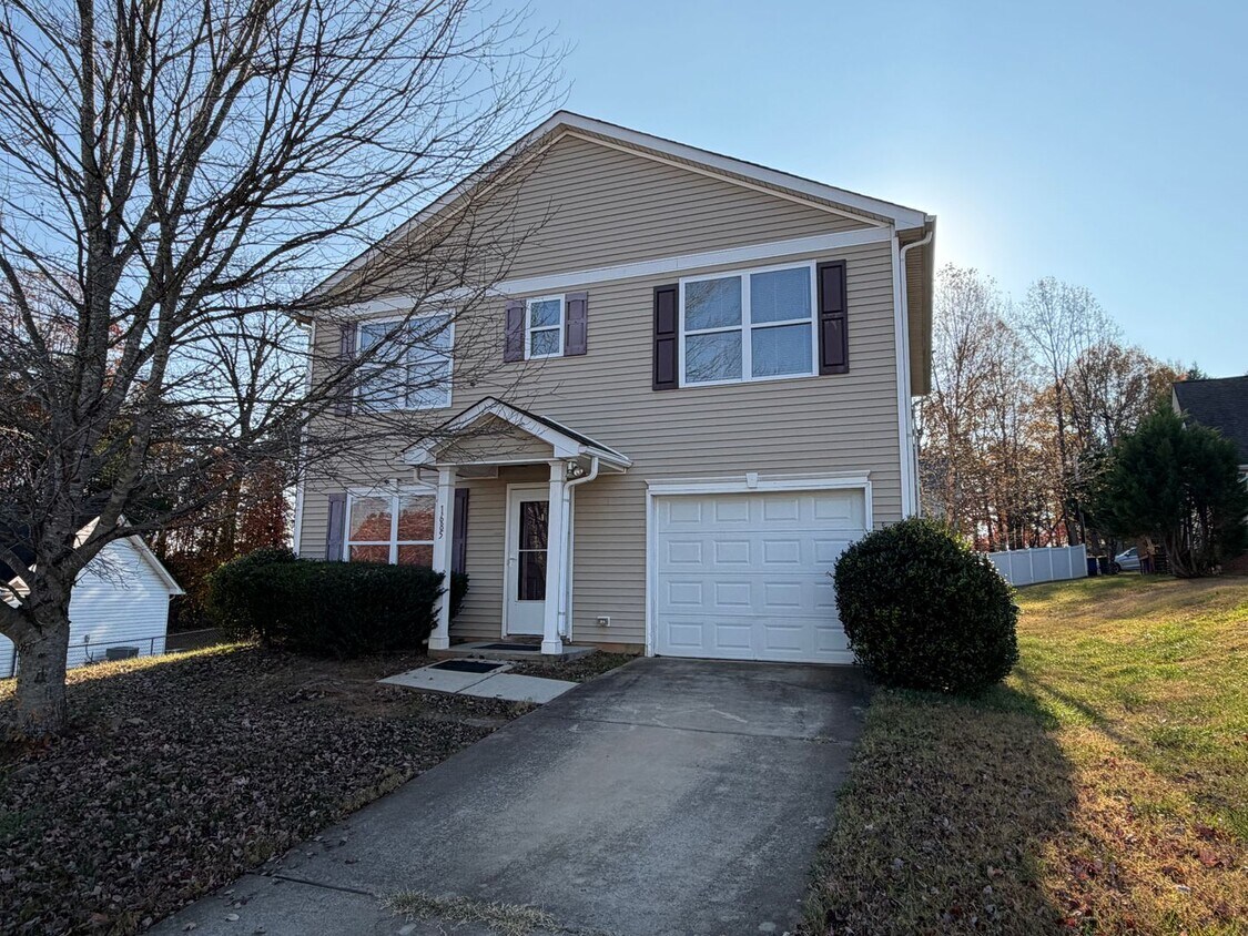 Foto principal - Statesville - 3 Bed / 2.5 Bath + Garage
