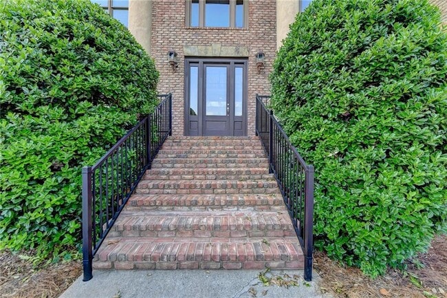Building Photo - 8920 Doral Dr