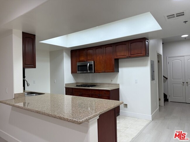 Building Photo - 962 S Gramercy Dr