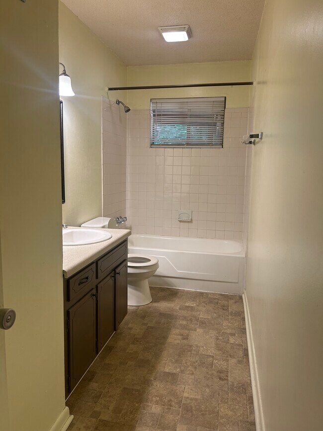 Tub shower! - 4035 Arbor Place Ln