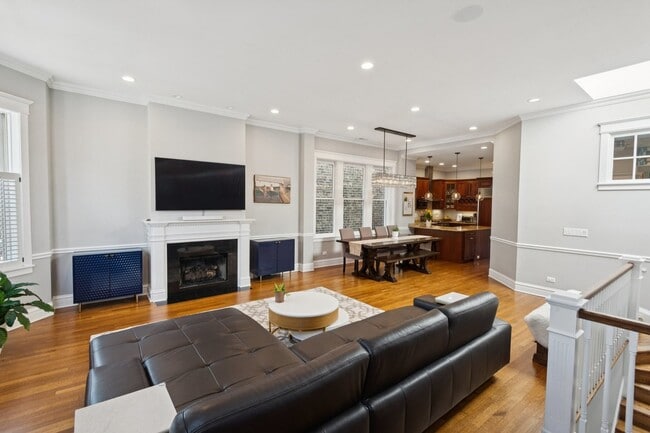 Building Photo - 2044 N Sheffield Ave