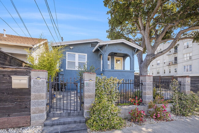 Building Photo - 5040 Melrose Ave