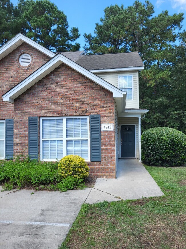 Building Photo - "Charming 2-Bedroom Townhouse on Skillmaster Court with Gleaming Hardwood Floors!"