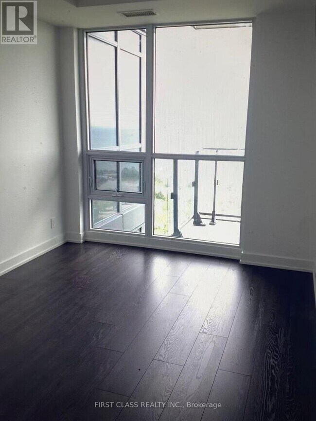 Photo du bâtiment - 2212 Lake Shore Blvd W