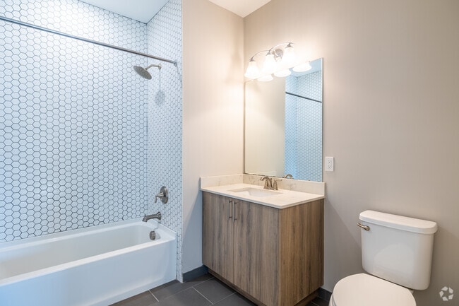 1BR, 1BA - 806SF - Bathroom - Fortune Square