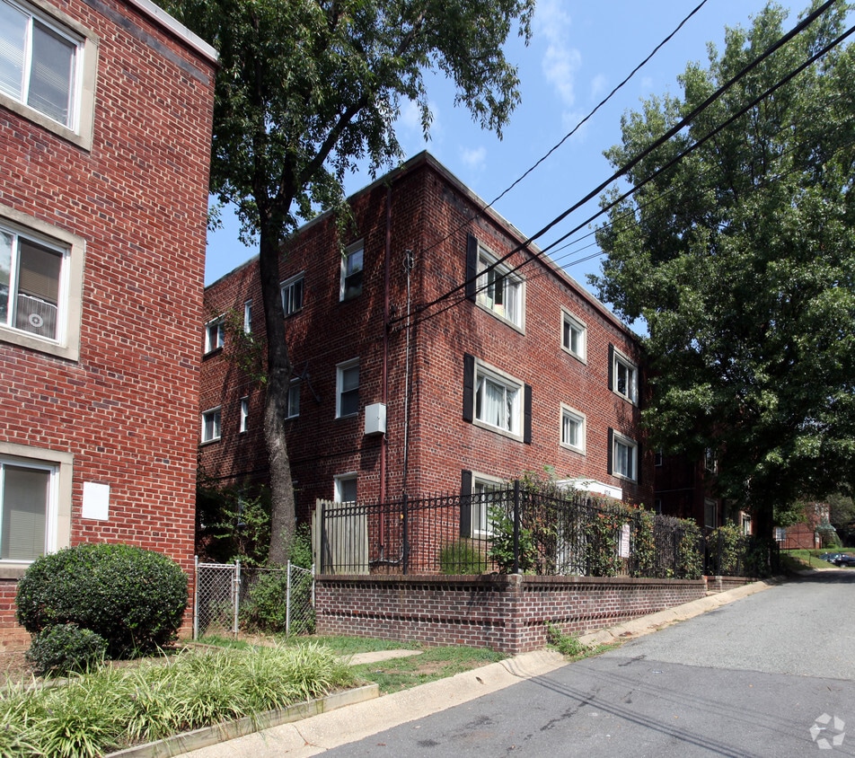 Building Photo - 8716 Bradford Rd