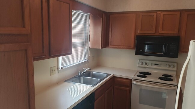 Building Photo - Great 1 level condo on lower level in Clem...