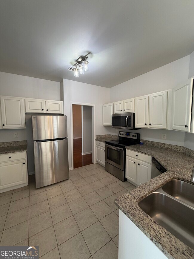 Building Photo - 5105 Yellow Pine Dr