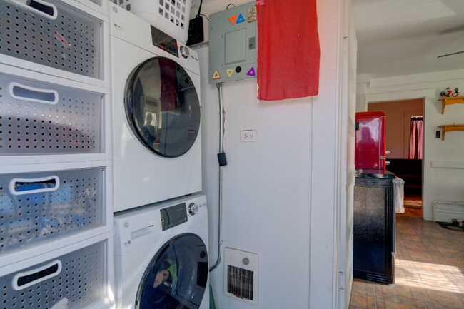 Foto del edificio - 318 First Ave E