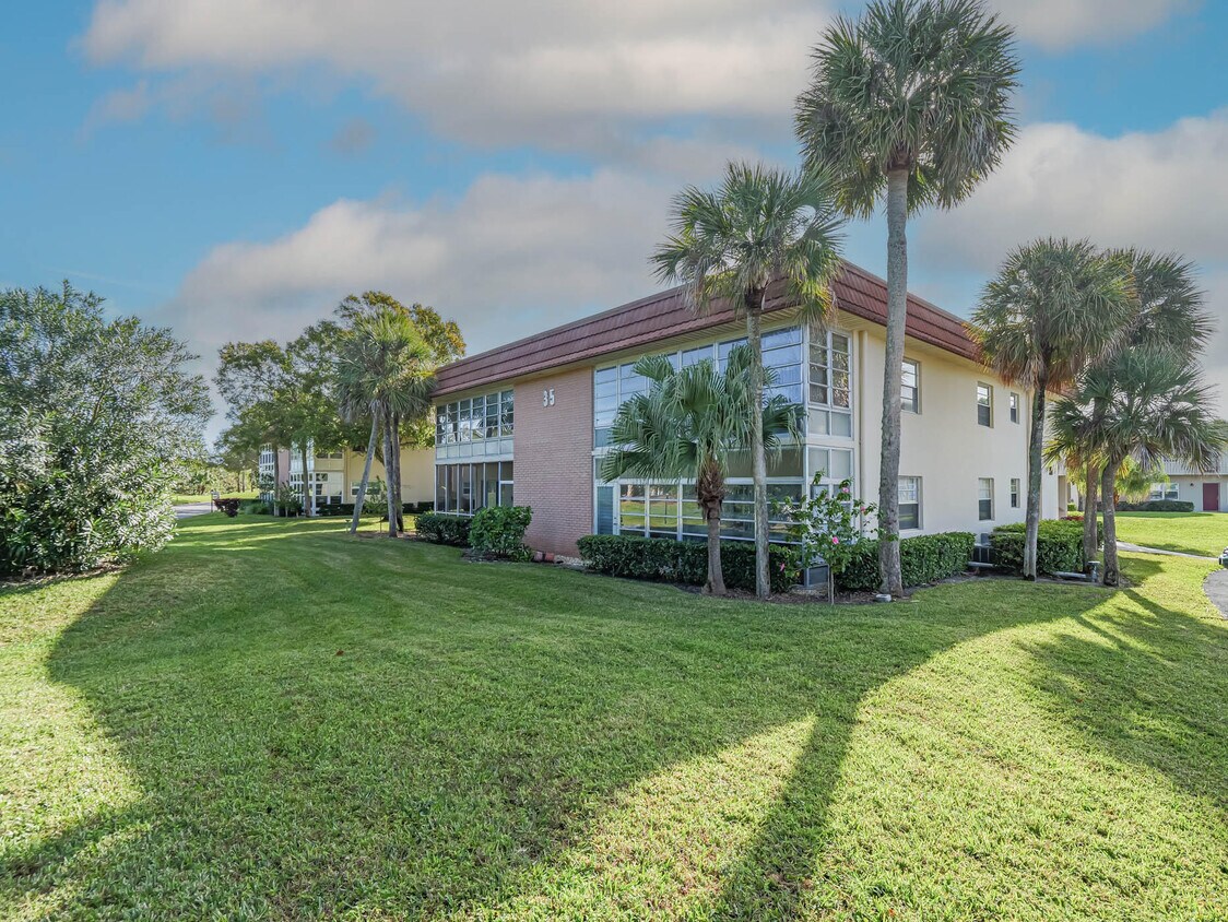 35 Vis Gdns Trl Unit 204, Vero Beach, FL 32962 Condo for Rent in Vero