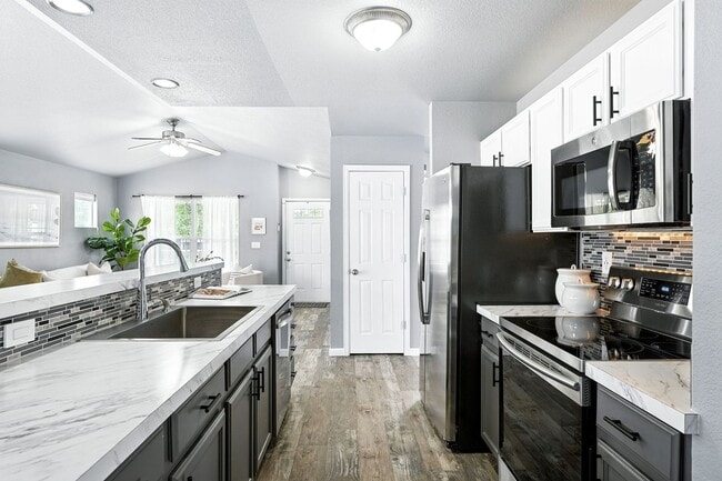 Building Photo - 3 BED, 2 BATH MODERN HOME!