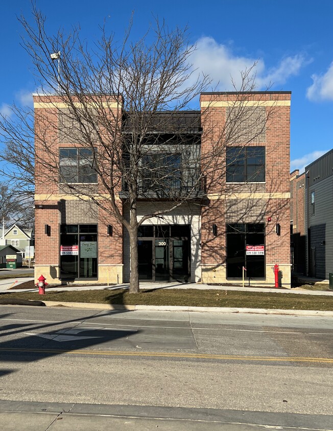 Foto principal - 300 E Main St