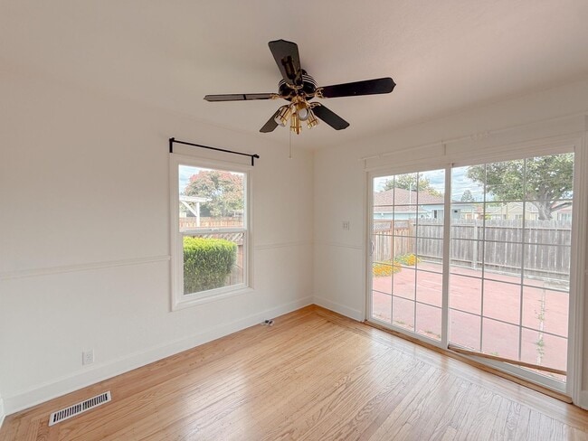 Foto del edificio - Corner Lot 3 Bedroom 1 Bath Single Family Home in San Leandro