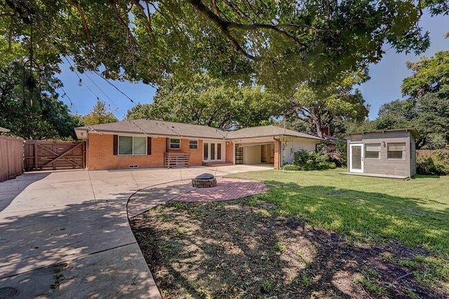 Building Photo - 806 Westwood Dr