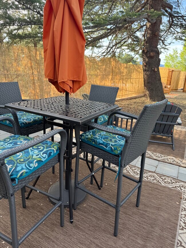 Foto del edificio - 1219 Willow Creek Rd