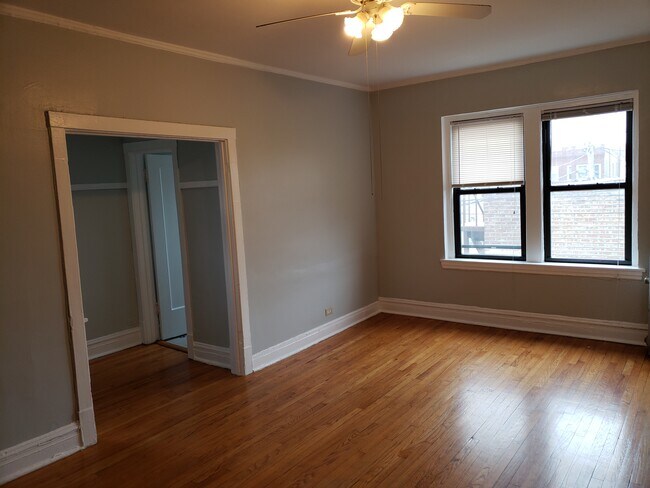 Foto del edificio - 3412 W Montrose Ave