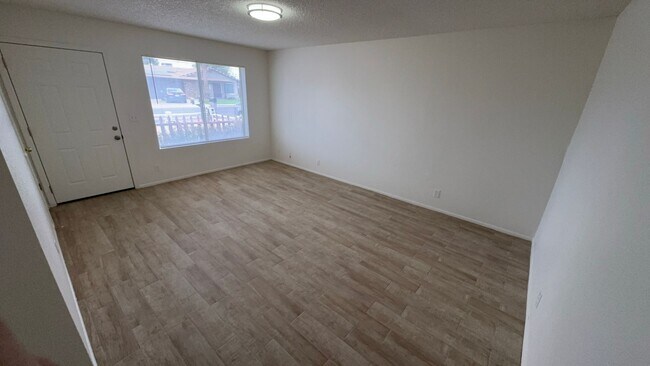 Foto del edificio - 135 E Juniper St