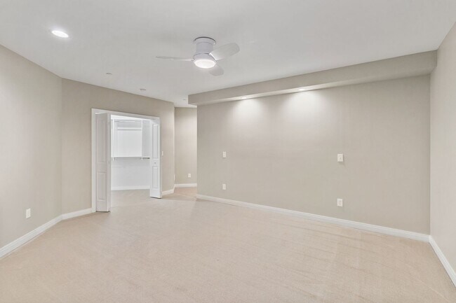 Foto del edificio - $1200 off a 12 month lease