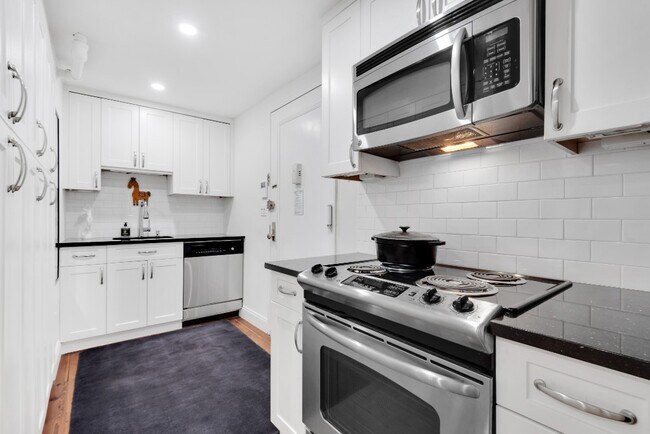 Foto del edificio - Gorgeous & Beautifully Renovated Studio with Exposed Brick, High Ceilings in West Village!