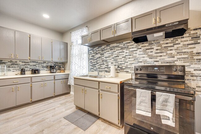 Building Photo - 744 E Cucharras St