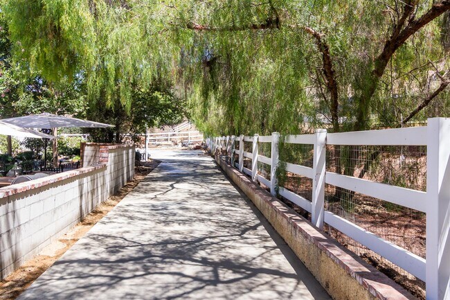 private driveway leading to home - 10803 Wicks St