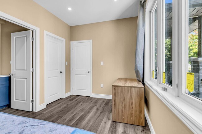 Photo du bâtiment - 709 Bridge Av