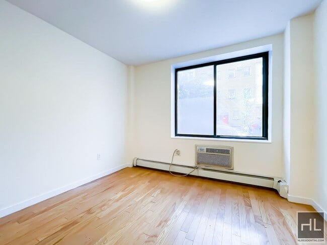 Building Photo - METROPOLITAN AVENUE