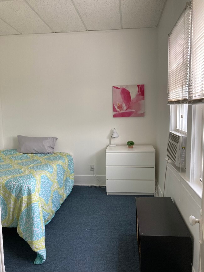 Building Photo - 2002 Maple Ave