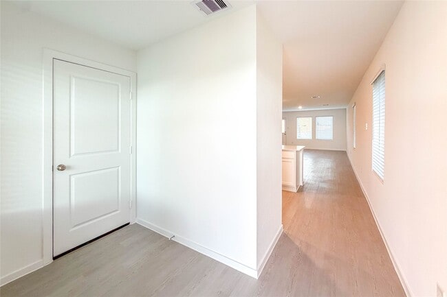 Foto del edificio - 3016 Angelic Rose Ln