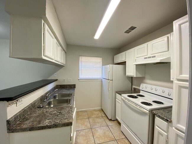 Foto del edificio - $300 OFF 1ST MONTH RENT IF YOU MOVE IN WIT...