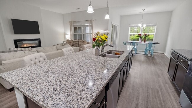 Building Photo - Stylish 3 Bedroom Townhome in The Commons – Richmond Hill Living at Its Finest