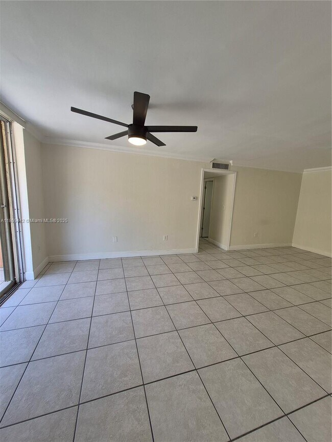 Foto del edificio - 9320 Fontainebleau Blvd