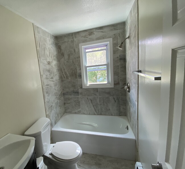 Full bathroom - 150 Hilliard St