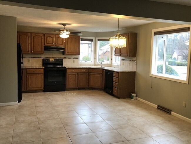 Building Photo - 163 Pine Grove Dr