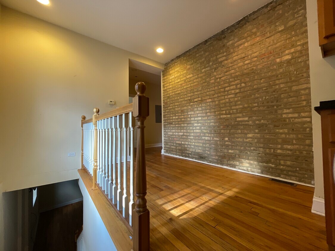 2011 W Jarvis Ave Unit 1, Chicago, IL 60645 Apartments in Chicago, IL