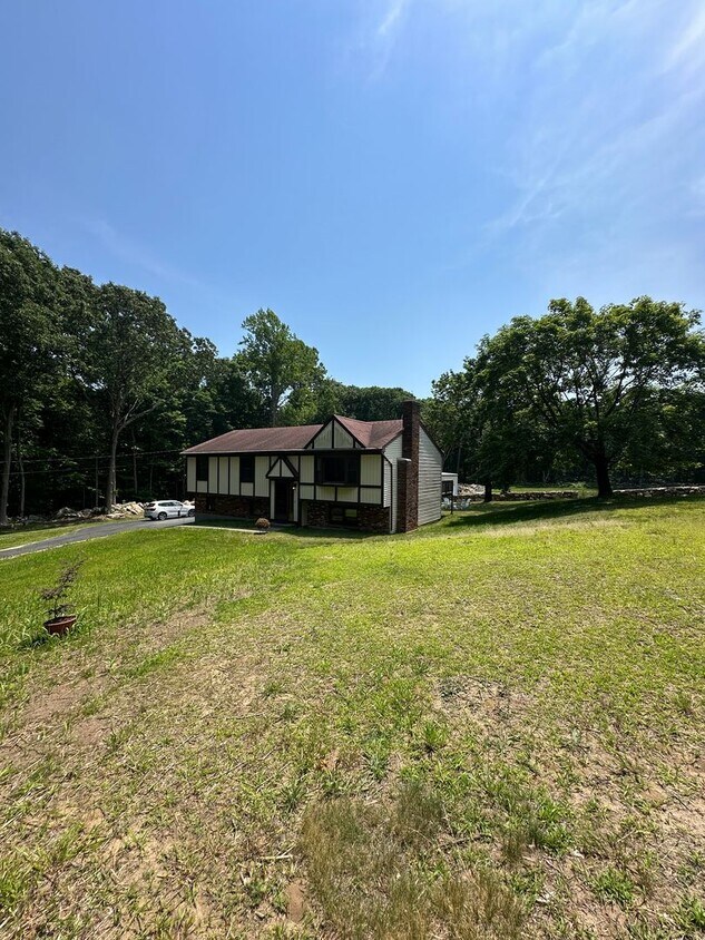 Foto principal - Welcome to this sizable raised ranch home!