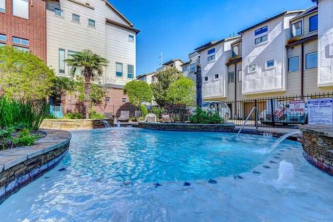 Bright and spacious townhome with a beautiful rooftop terrace to relax. - Bright and spacious townhome with a beautiful rooftop terrace to relax.