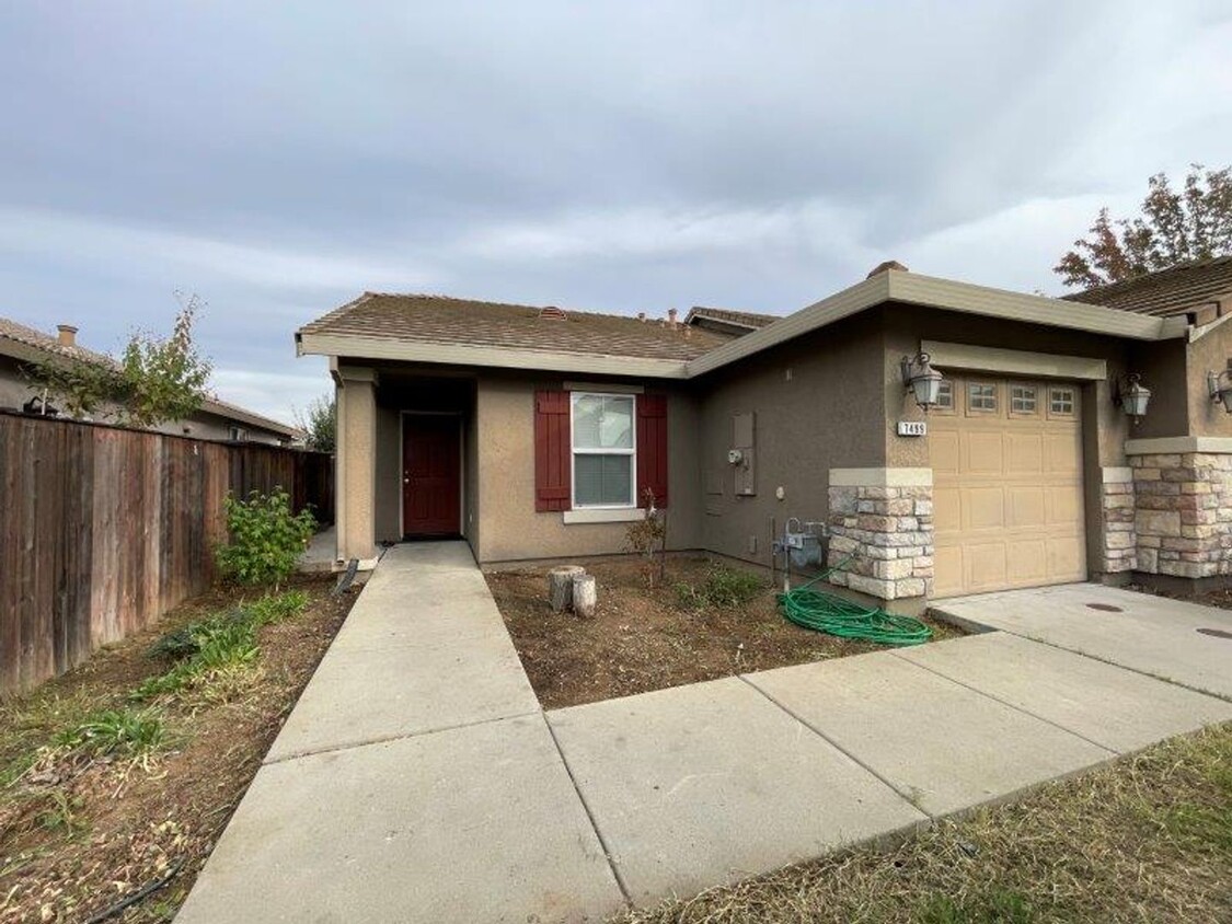 Foto principal - 2 Bed 1 Bath Elk Grove Home