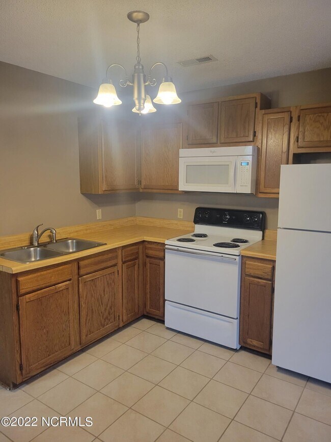 2040 Countrywood Blvd, Jacksonville, NC 28540 House Rental in