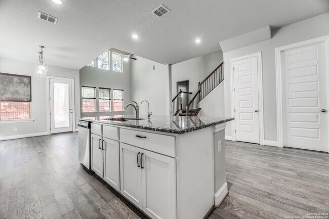 Foto del edificio - Charming Home Awaits: Spacious & Modern Li...