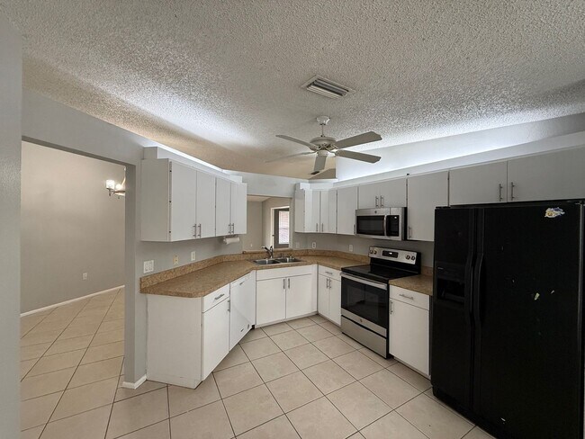 Foto del edificio - Centrally located 3/2 with 2 car garage. Pet friendly. Lawncare included.