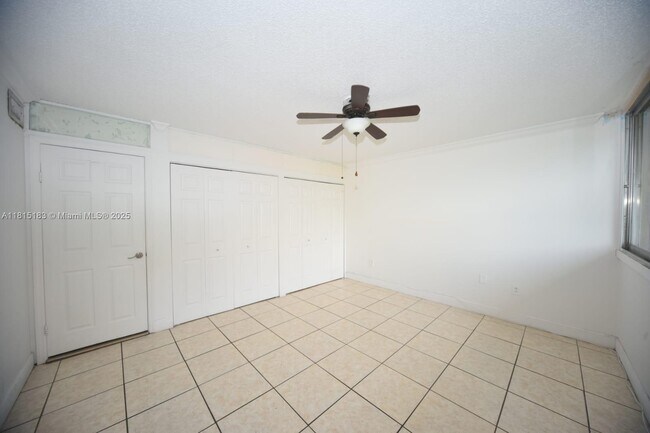 Foto del edificio - 1750 W 56th St
