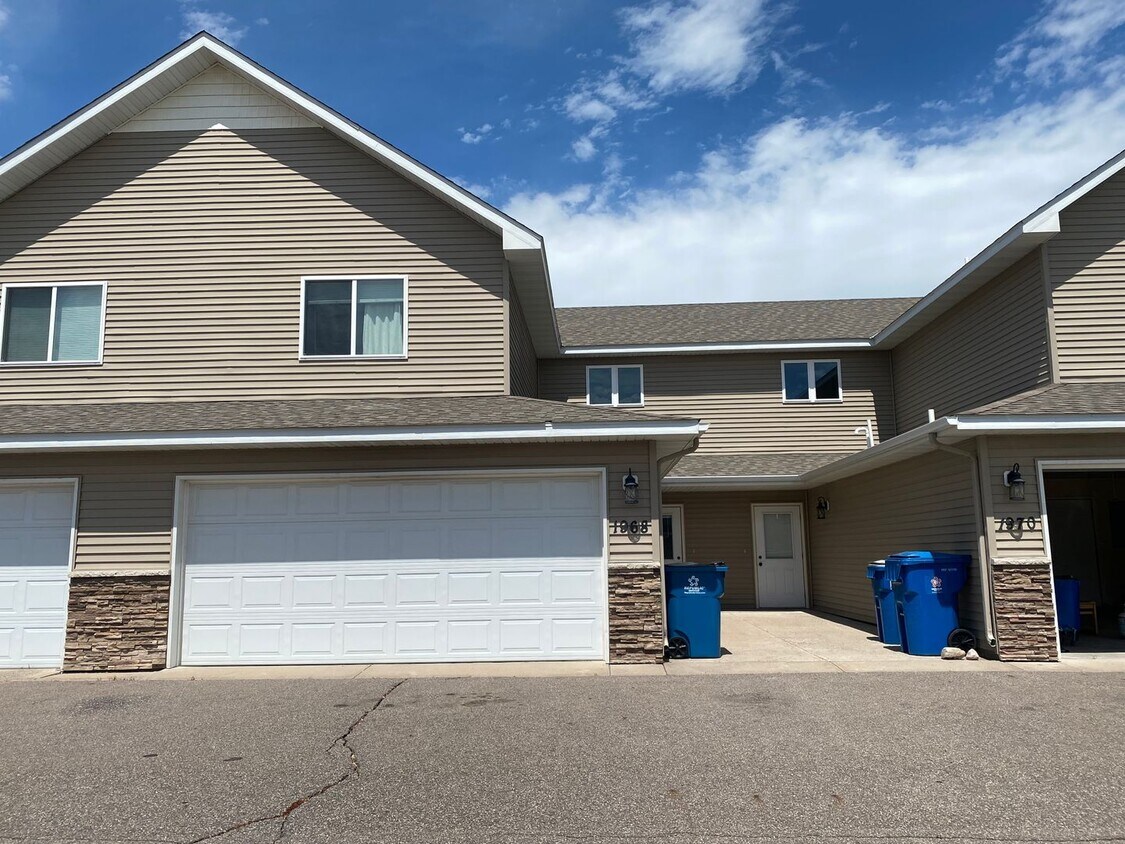 Foto principal - 3 Bedroom Town Home